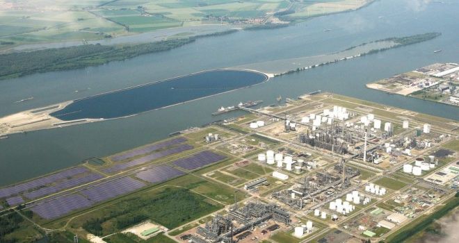 PHOTO SOLAR FARM SHELL Moerdijk top-view-of-city-944x350